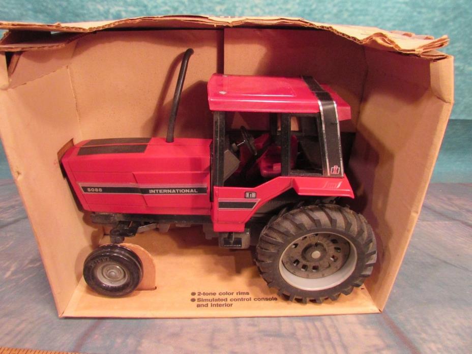 Vintage NIB Ertl 5088 tractor International Harvester IH toy Die Cast Iowa 468