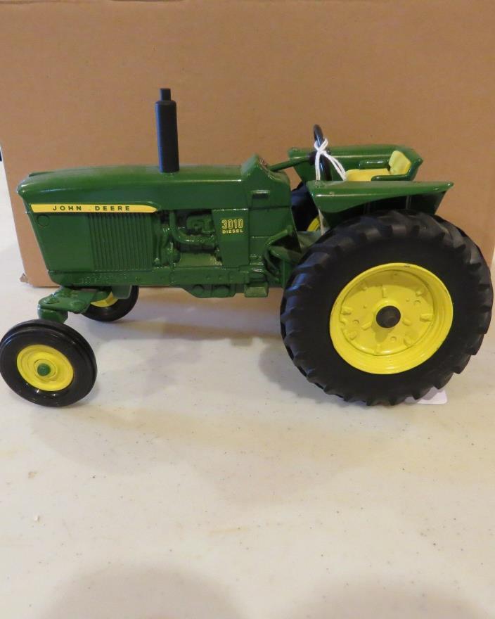 Ertl John Deere 3010 WF Tractor 1990 JD130