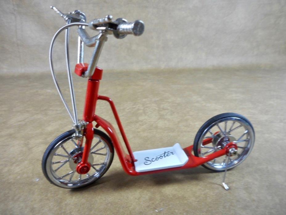 NEW DE-CAST METAL SCOOTER WITH WORKING BRAKES 1:10 SCALE