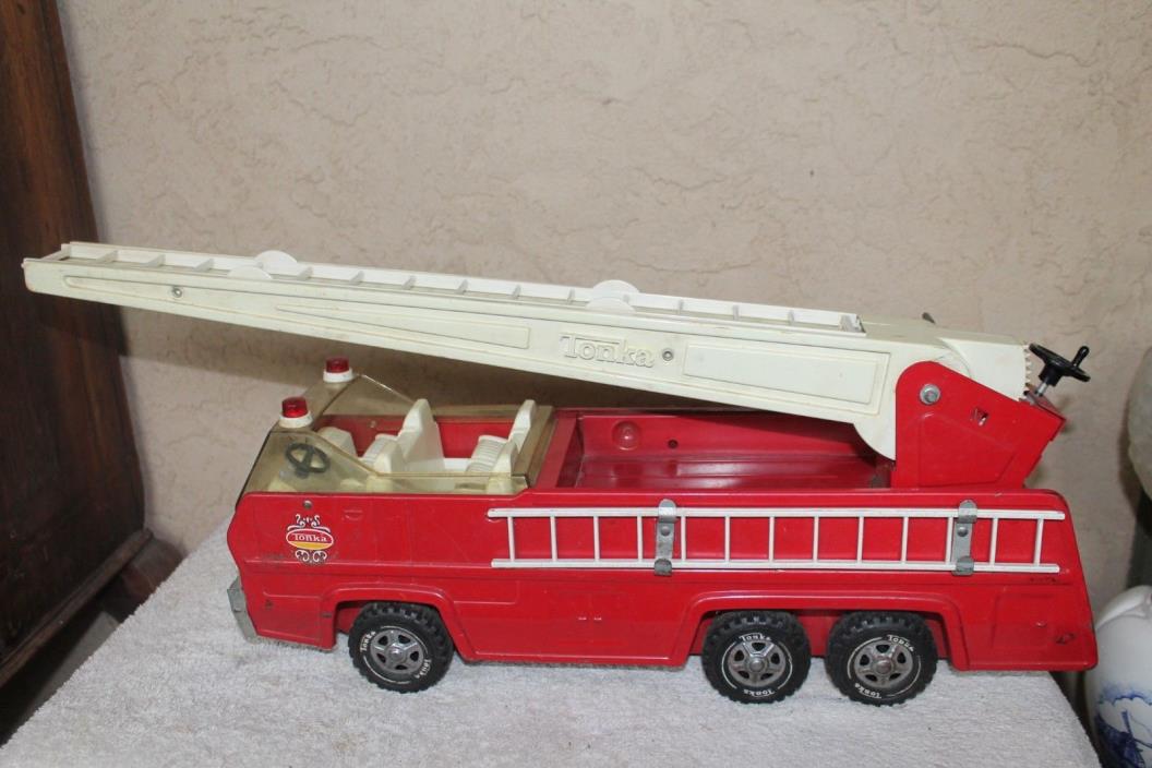 VTG. TONKA LARGE FIRE ENGINE W/ LADDER