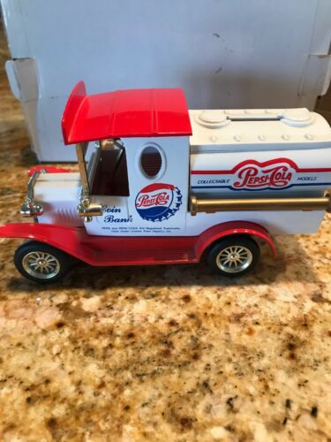 Pepsi-Cola Die Cast Coin Bank with Key 1996 Golden Classic Gift Bank 6
