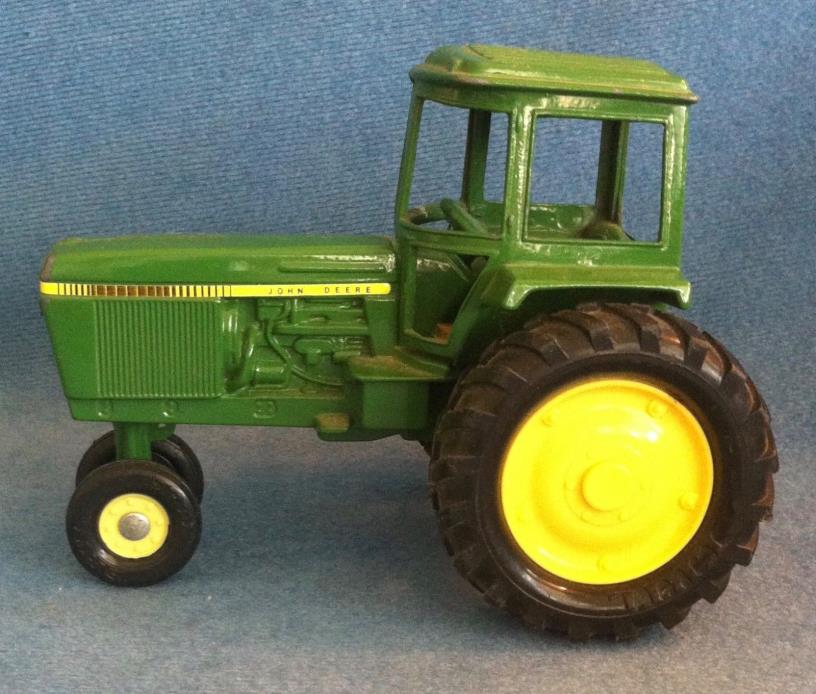 DIE-CAST METAL JOHN DEERE TRACTOR