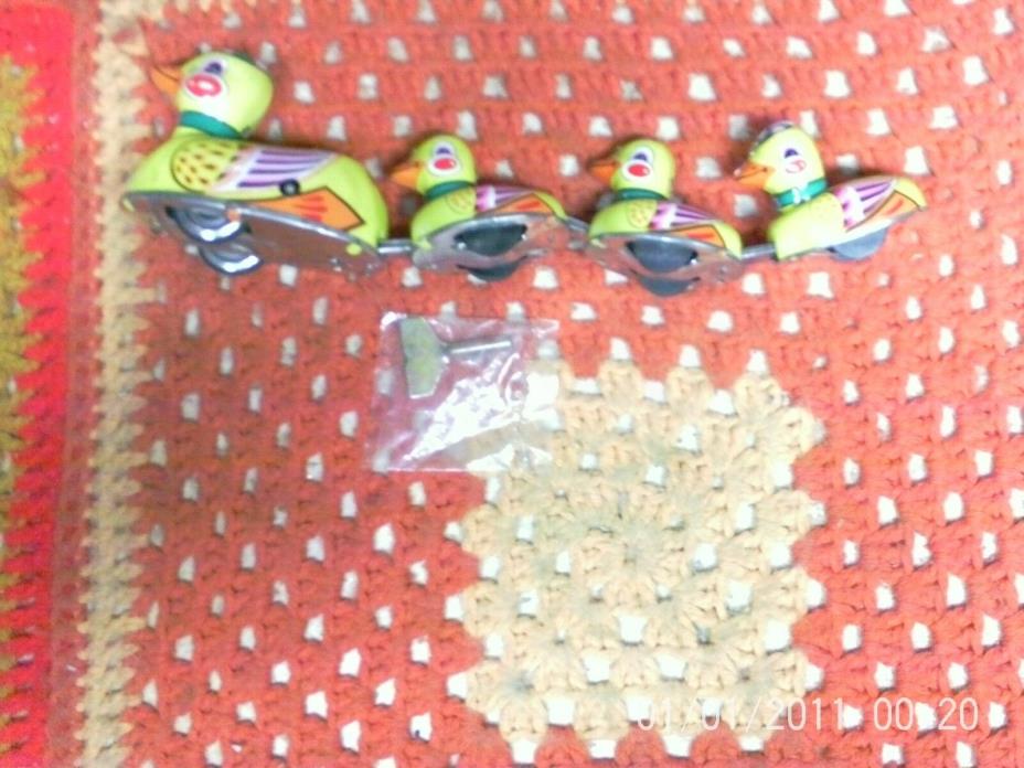 DUCK FAMILY WIND UP TOY NEW