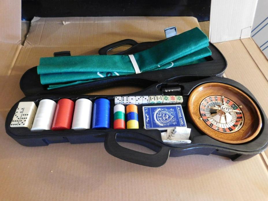 VINTAGE GANGSTER STYLE VIOLIN CASE GAME SET POKER,ROULETTE WHEEL,ETC