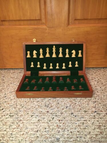 Beautiful Wooden Chess Set - Board w./inlays,Wooden pieces,Magnetic board/pieces