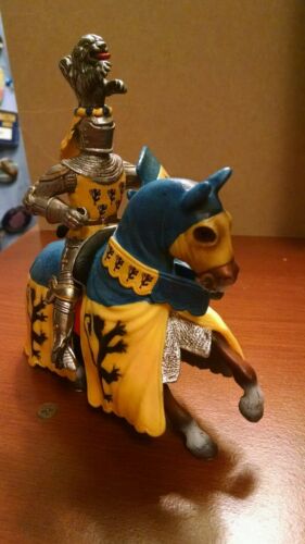 Schleich Tournament BLUE & YELLOW KNIGHT ON HORSE With LANCE Lion Coat of Arms