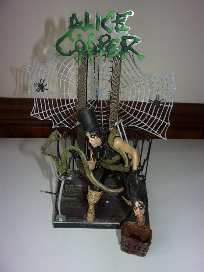 Alice Cooper Action Figure 2000 McFarlane Toys (Assembled)
