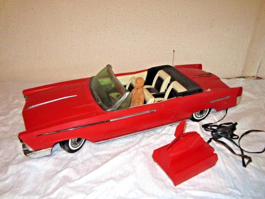 VINTAGE 1964 DELUXE READING CRUSADER 101 COVERTIBLE CAR REMOTE TOPPER TOY