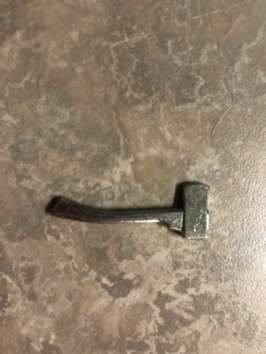 CLUE DISCOVER THE SECRETS AXE WEAPON BOARD GAME REPLACEMENT PARTS/PIECE