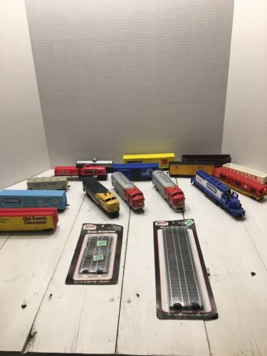 Huge Lot of HO Scale Train Set  4 Engines And Carts For Parts