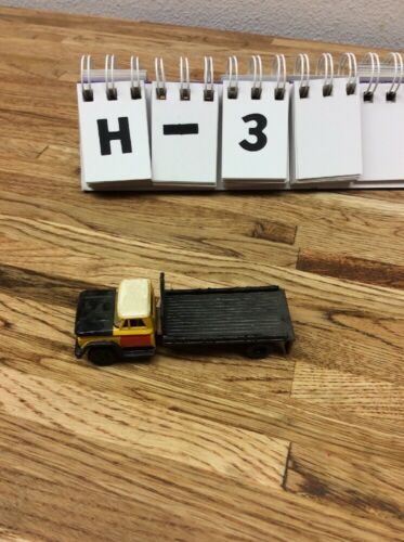 HO SCALE CHEVROLET CHEVY FLAT BED STAKE BED TRUCK EUC H-3