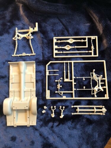 AMT/ERTL MUSCLE 1971 DODGE CHARGER R/T JUNKYARD -CHASSIS ONLY - NEW PARTS!