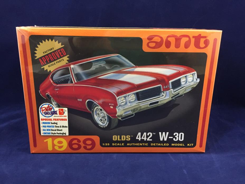AMT 1969 Olds 442 W-30 1:25 Scale Plastic Model Kit 1105 New Factory Sealed Box