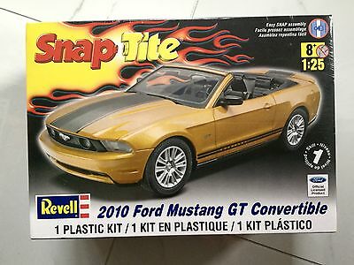 REVELL 1/25 SNAP TITE 2010 FORD MUSTANG GT CONVERTIBLE MODEL KIT # 85-1963 F/S