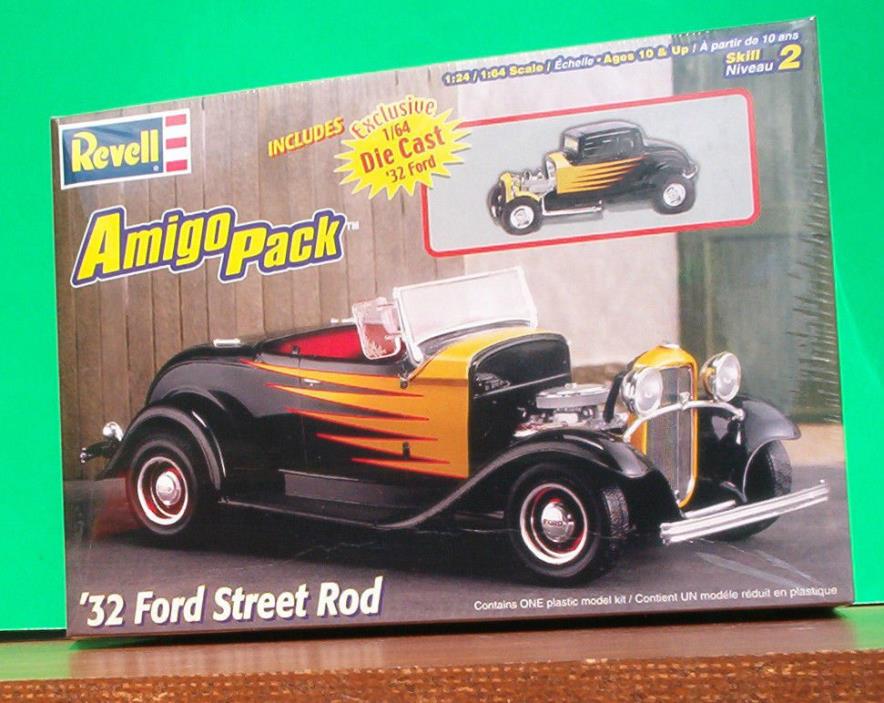 Ford 1932 Roadster Street Rod 1:24 Monogram Kit with 1:64 Die-Cast '32 Ford
