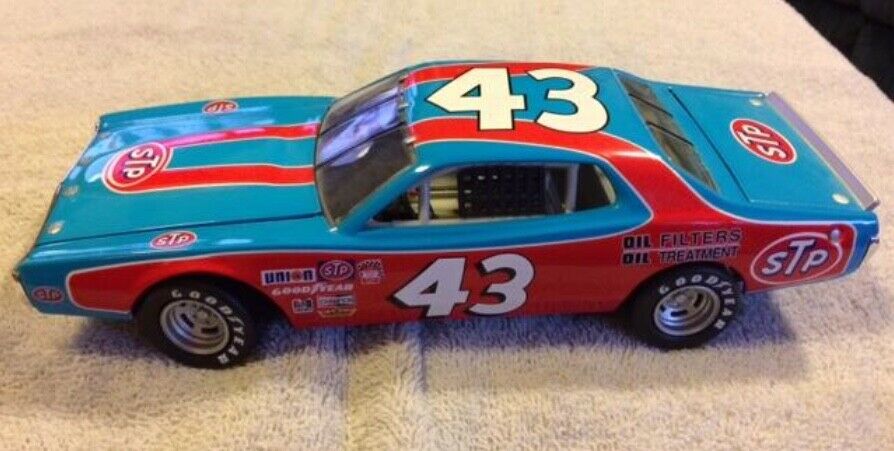 1:24 Richard Petty '74/75 Dodge Charger NASCAR - Action Collectables Diecast