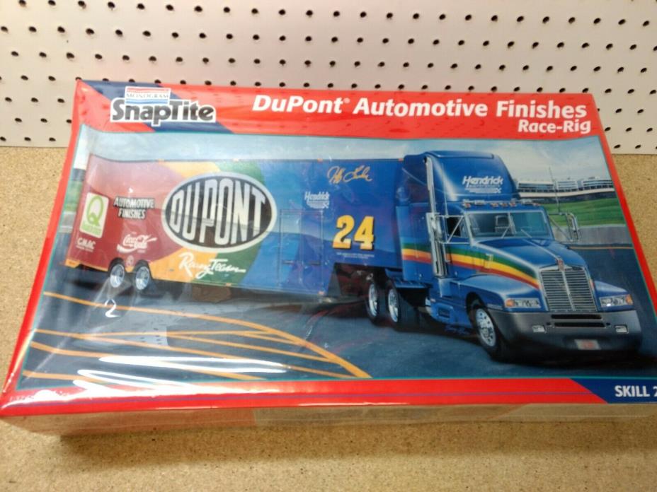 Monogram SnapTite Jeff Gordon NASCAR DuPont Automotive Finishes Race-Rig Model