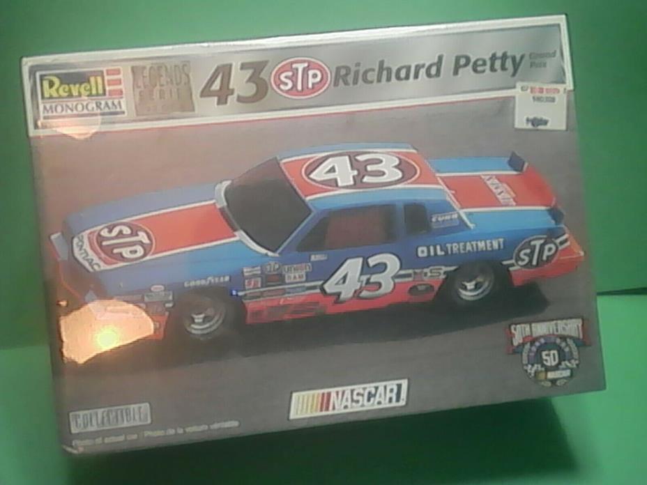 Revell 43 STP Richard Petty 1984 Grand Prix 50Th Anniversary