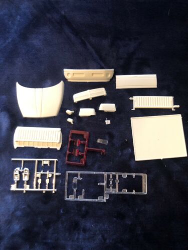 REVELL DODGE RAM VTS PICKUP #85-7617 -1/25 MISCELLANEOUS PARTS ONLY - NEW PARTS!