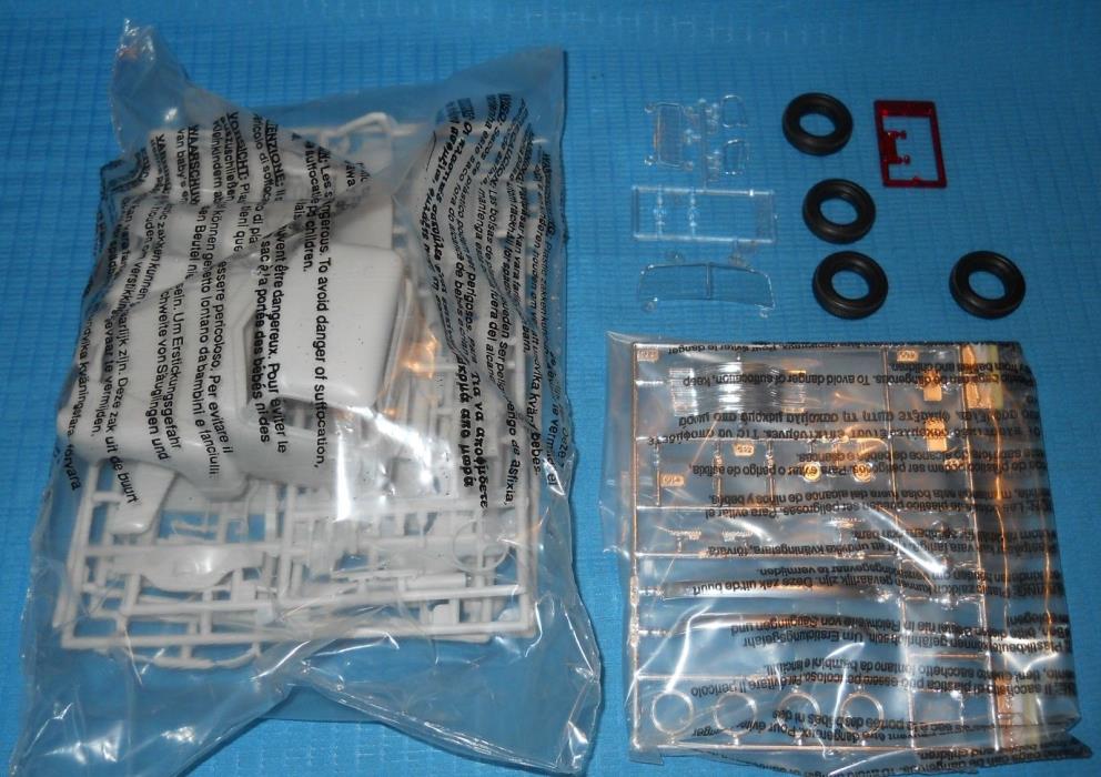 AMT 1950 Chevy 3500 Stepside Pickup-Parts Lot Kit 1/25 Scale-Model Car Swap Meet