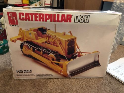 AMT Caterpillar Yellow Dozer D8H 1:25 Scale Model Kit New in Sealed Box