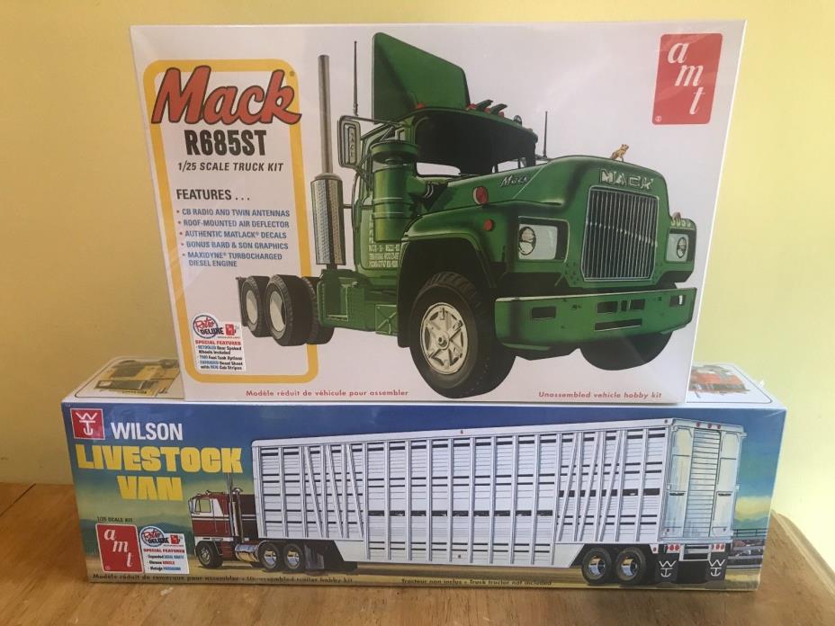 AMT 1/25 Mack R685ST Tractor and AMT 1/25 Scale Wilson Livestock Trailer Sealed!