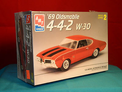 AMT / Ertl 1969 Oldsmobile 4-4-2  w-30 1/25th Scale Factory Sealed 1996