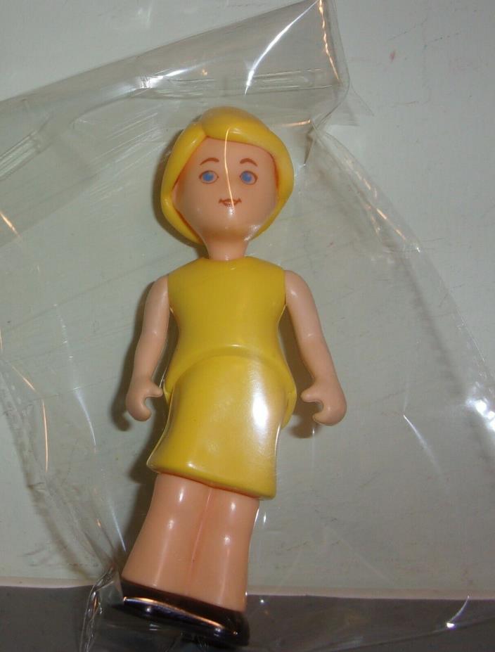 LITTLE TIKES Dollhouse BLONDE MOTHER MOM LADY WOMAN DOLL YELLOW DRESS VINTAGE