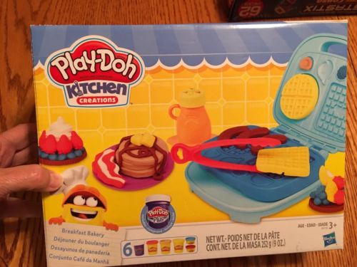 *NEW! Play-Doh Kitchen Creations Breakfast Bakery (Damaged Box)