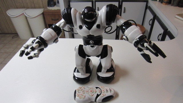 Wowwee Robosapien with Remote, Works Great, 14 in. Tall