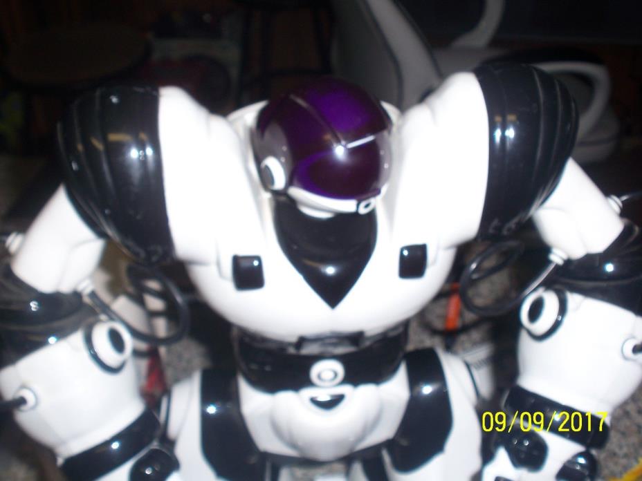 Wow Wee Robotics Robosapien  White And Black Humaniod  Robot Remote Control 14''