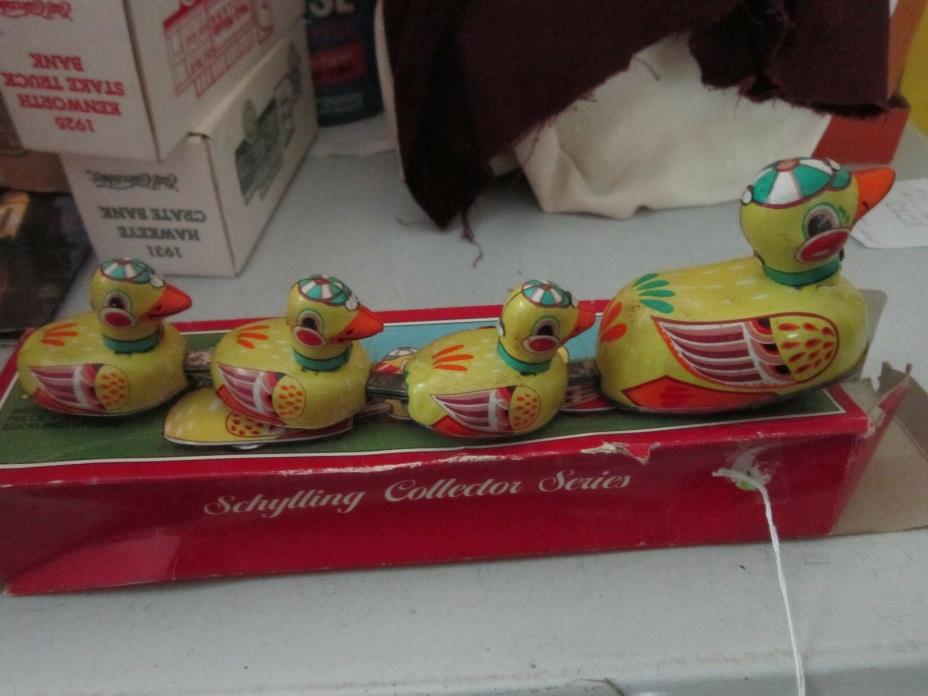 Tin Duck Family Wind-up Mama Duck pulls 