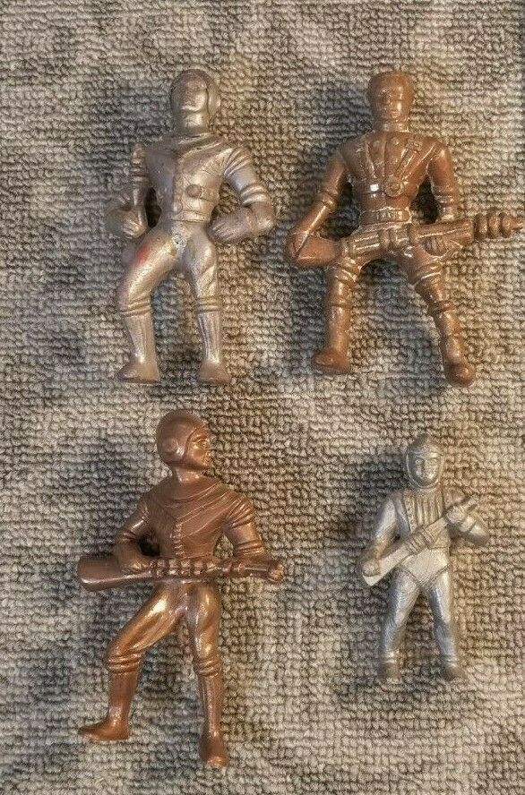 VINTAGE LOT OF 4 PLASTIC SPACE ALIEN 1960'S MARTIANS ACTION FIGURES  89B