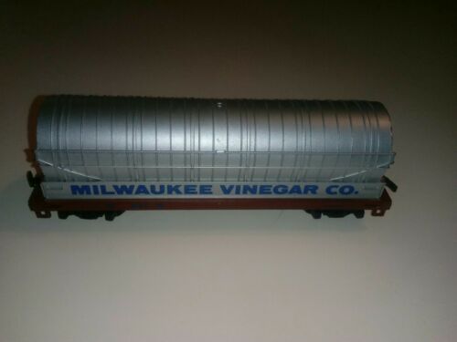 Vintage HO scale AHM Milwaukee Vinegar Co. Wooden Tank Car