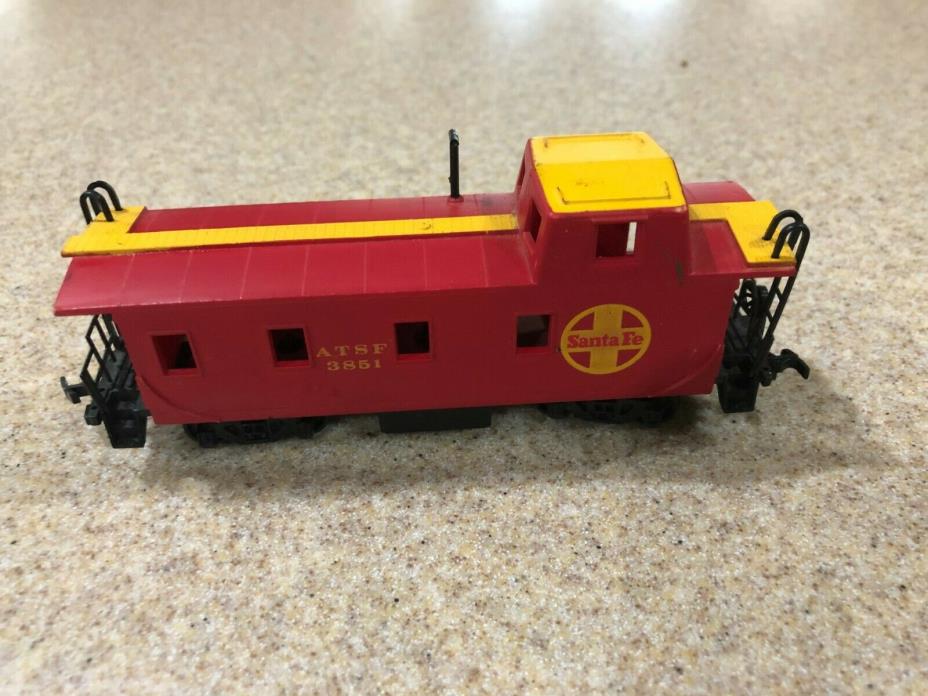 BACHMANN HO scale Red & Yellow Caboose AT & SF #3851 Santa-Fe Line