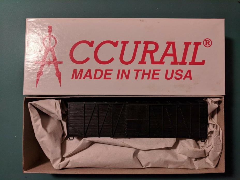 Accurail #4100 40' Outside-braced Wood Box Car, Undecorated