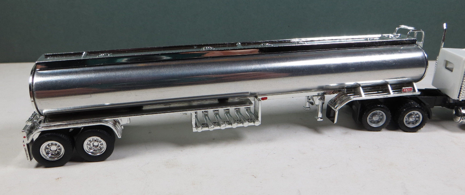 HO (1/87th) TNS 44' Heil Petroleum Tank Trailer - Chrome
