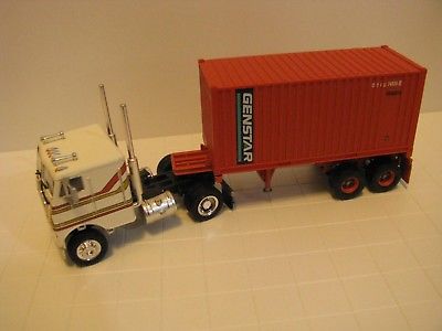 Freightliner Truck w/ 20' Container & Chasis, Athearn / Walthers, HO Scale