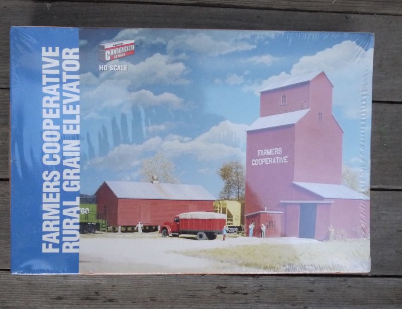 NIB HO Walthers Farmers Cooperative Rural Grain Elevator Cornerstone #933-3036