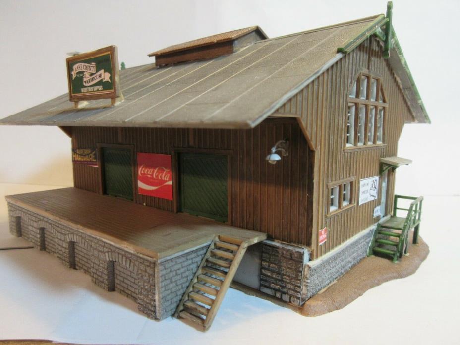 HO SCALE 1:87 WOODLAND SCENICS LAKE COUNTY WAREHOUSE W/ DOCK ASSEMBLED BUILDING