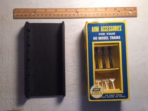 HO SCALE Lot Of 2 Girder Bridge & Signals Signs
