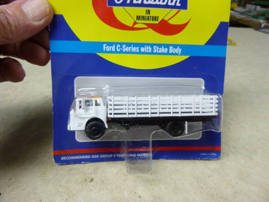 HO VEHICLE ATHEARN RTR - FORD C SERIES WITH STAKE BODY