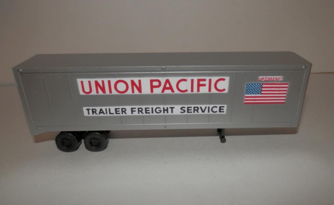 Walthers HO Scale 40' Union Pacific Van Trailer