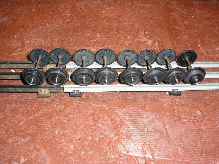 LIONEL MODERN ERA O27 TRAINS FAST ANGLE PLASTIC WHEELS & AXLES (8) WHEELS