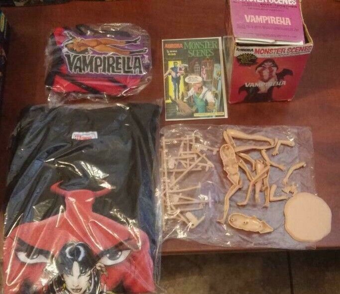 1971 Aurora Monster Scenes Vampirella #636 Model Kit MIB + Vampi Clothing