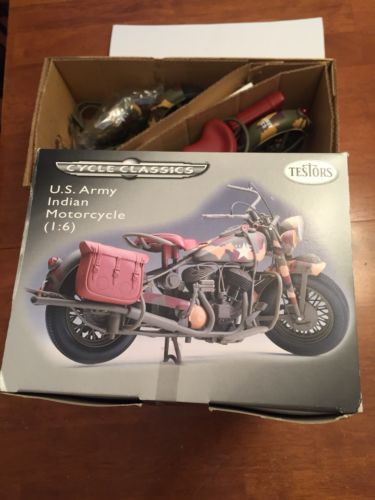 TESTORS U.S. ARMY Indian Motorcycle (1:6) Model with Collectible Metal Chassis