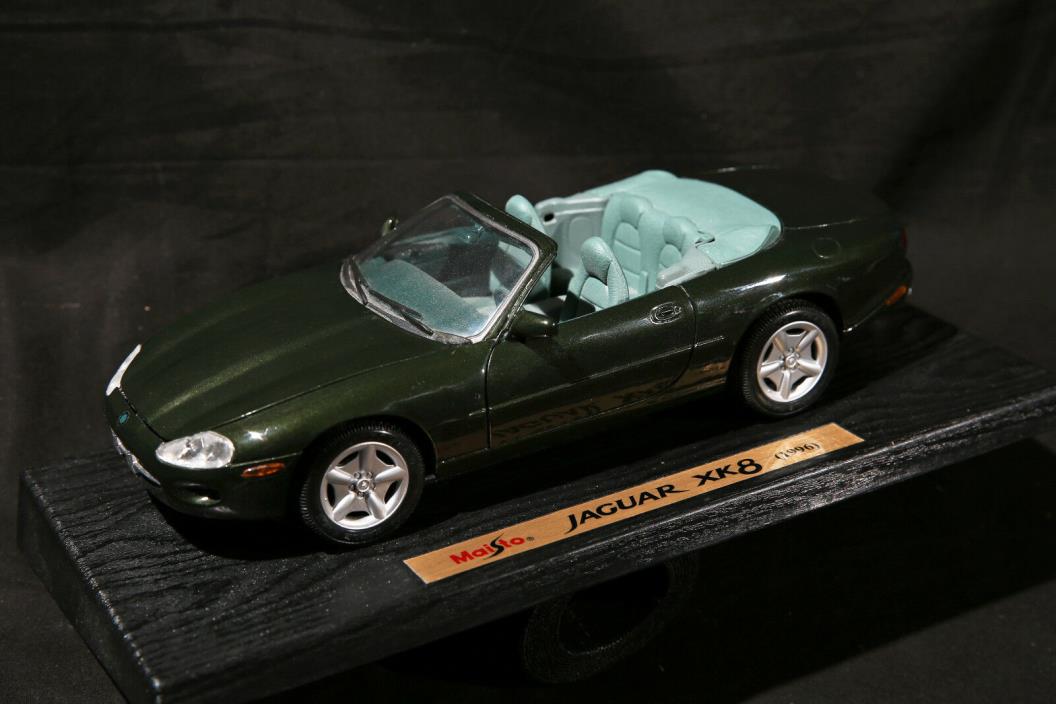 Maisto - 1996 Jaguar XK8 w/base - 1:18th Die Cast Model - Green