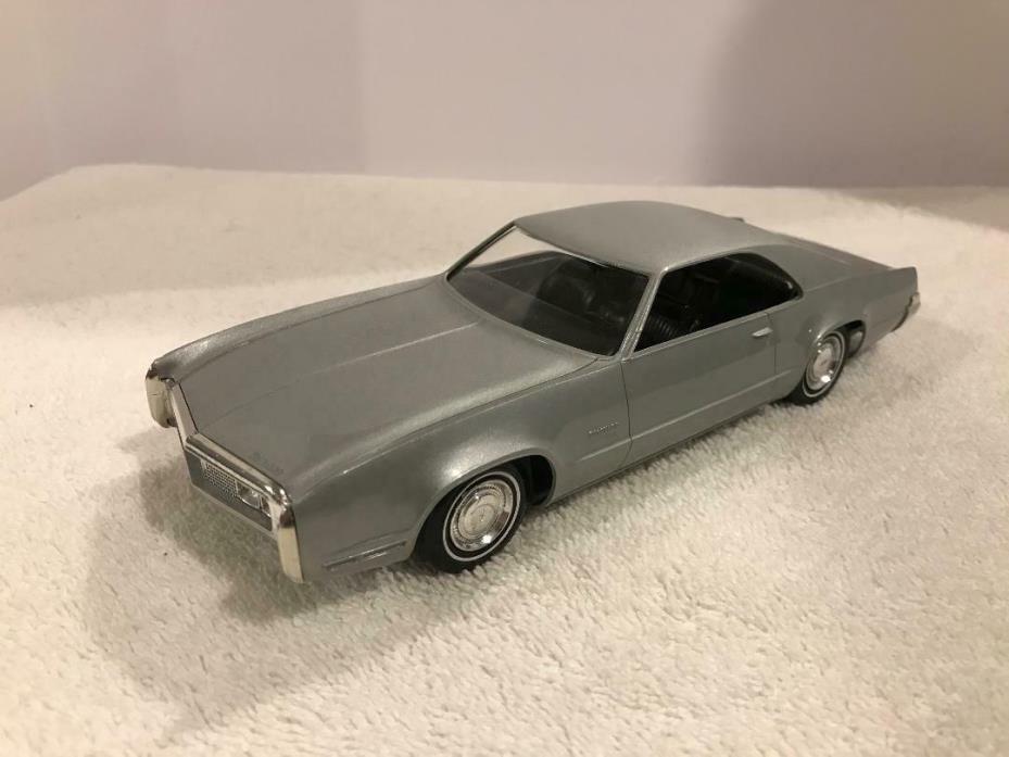 1970 Oldsmobile Toronado promo model car in Platinum Metallic/Ebony Black - 1:25