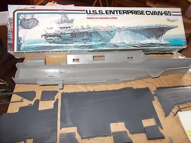 1:400 Vintage 1976 U.S.S. Enterprise Model Ship by Aurora