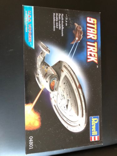 Revell  Star Trek U.S.S Voyager Model Kit 048012